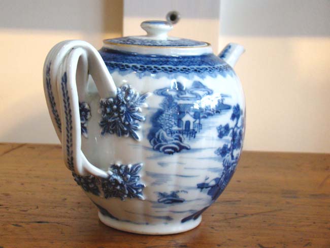 A beautiful late 18th century Chinese export porcelain teapot in the rare 'melon' form with gilt decoration circa 1785